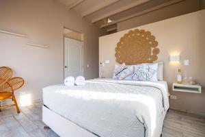 a bedroom with a large white bed and a chair at Ribera Del Norte Bungalows in Canoas +129 photos