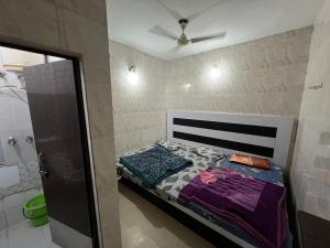 Ένα ή περισσότερα κρεβάτια σε δωμάτιο στο Rp YATRI NIWAS