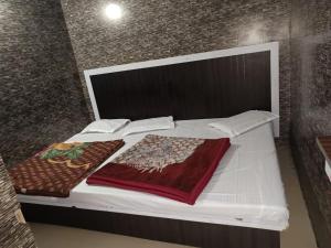 Ένα ή περισσότερα κρεβάτια σε δωμάτιο στο Rp YATRI NIWAS