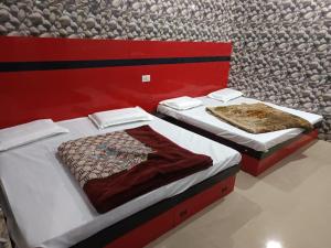 Ένα ή περισσότερα κρεβάτια σε δωμάτιο στο Rp YATRI NIWAS