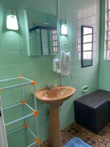 a bathroom with a sink and a mirror at Recanto da Matriz - Águas da Prata in Águas da Prata