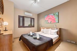 Un dormitorio con una cama grande y una mesa. en Villa Devries C4 Jan Thiel Private Beachfront Pool, en Willemstad 36 fotos más