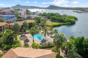 Una vista aérea de un complejo turístico con un cuerpo de agua. en Villa Devries C4 Jan Thiel Private Beachfront Pool, en Willemstad
