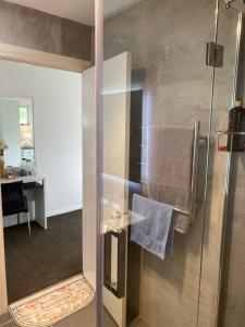 奥克兰Auckland serenity 1的带淋浴的浴室和玻璃门 更多11张照片