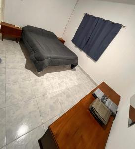 ein Wohnzimmer mit einem Bett und einem Tisch in der Unterkunft Departamento nuevo con estacionamiento y patio privado in Palmira