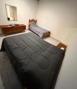 ein Schlafzimmer mit einem großen Bett und einer Kommode in der Unterkunft Departamento nuevo con estacionamiento y patio privado in Palmira