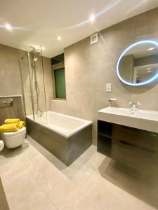 a bathroom with a tub and a toilet and a sink at Luxury Penthouse 3-Bedrooms Private in London