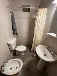 ein Badezimmer mit Toilette und Waschbecken in der Unterkunft Departamento nuevo con estacionamiento y patio privado in Palmira