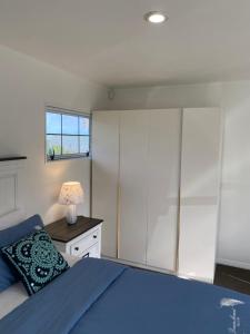 Rúm í herbergi á Auckland serenity 1