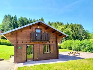 Cette cabane en rondins dispose d'un balcon. dans l'établissement Chalet Les 3 Lueurs, authentique au pied de pistes, à Xonrupt-Longemer