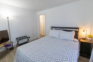 una camera da letto con un letto e una TV a schermo piatto di ComfiNook Cozy Suburb Stay Philly Airport Parking 