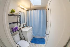un piccolo bagno con un water e un lavandino di ComfiNook Cozy Suburb Stay Philly Airport Parking  Altre 29 foto