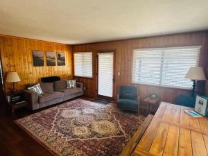 Et opholdsområde på Lewis Cabin - Boat Dock - Lake Front - Sleeps 10