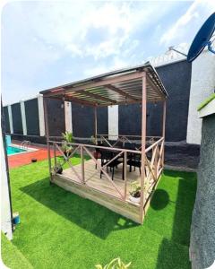 Um jardim no exterior de Maison Étoile