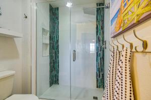 Ένα μπάνιο στο Balcony with Marina Views Lake Ozark Hideaway! +19 φωτογραφίες