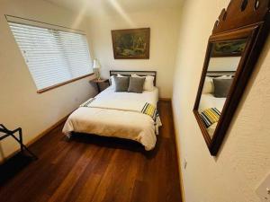 En eller flere senge i et værelse på Lewis Cabin - Boat Dock - Lake Front - Sleeps 10