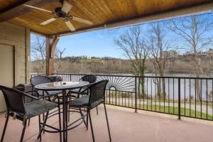 Balkoni atau teres di Taneycomo Retreat - Lakefront Condo