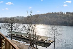 un muelle en medio de un lago con árboles en Penthouse 7 on Taneycomo - Chic Waterfront Condo, en Branson