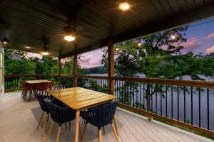 Un balcón o terraza de That Lakefront Taneycomo House - Branson 47 fotos más