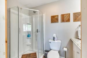 ペン・ヤンにあるHome with Lake Views on Finger Lakes Wine Trailのシャワーとトイレ付きのバスルーム +16枚の写真