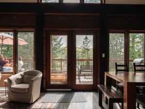 Posezení v ubytování Le Repos - Warmth of wood and modern decoration