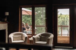 Posezení v ubytování Le Repos - Warmth of wood and modern decoration + 49 fotografií