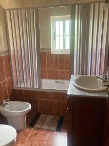 Bilik mandi di D'Ouro Meu House +31 gambar