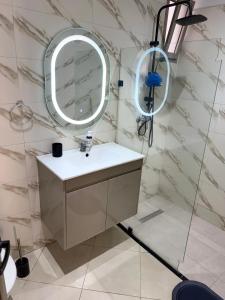 a bathroom with a sink and a mirror at Apparemment Al Hoceïma in Al Hoceïma