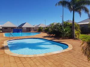Bazén v ubytování Exmouth Escape Resort nebo v jeho okolí