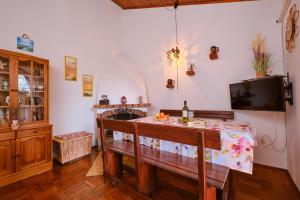 Televízia a/alebo spoločenská miestnosť v ubytovaní Seaside holiday house Artatore, Losinj - 8005 + 10 fotografií