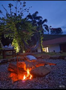 - un foyer extérieur dans la cour la nuit dans l'établissement Casa Bela Vista São Bento do Sapucaí - Pedra do Baú, à São Bento do Sapucaí