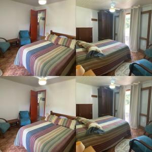 une chambre avec un lit et deux chaises bleues dans l'établissement Casa Bela Vista São Bento do Sapucaí - Pedra do Baú, à São Bento do Sapucaí 21 autres photos