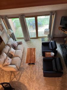 Χώρος καθιστικού στο Top Floor Luxury, Sauna, Private Pool, Lake Bellaire Beach, 5 beds, 4 full bath