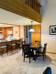 Χώρος καθιστικού στο Top Floor Luxury, Sauna, Private Pool, Lake Bellaire Beach, 5 beds, 4 full bath