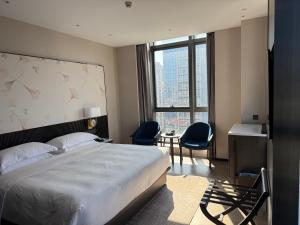 Postel nebo postele na pokoji v ubytování Zhuhai Langyue Hotel