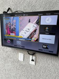 einem Computermonitor, der auf einer Wand sitzt in der Unterkunft Casa in Trindade