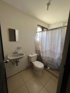 ein Badezimmer mit Toilette und Waschbecken in der Unterkunft Casa Ceiba-Hospital Angeles in Culiacán Rosales + 19 Fotos