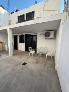 zwei Stühle auf der Außenseite eines Gebäudes in der Unterkunft Casa Ceiba-Hospital Angeles in Culiacán Rosales