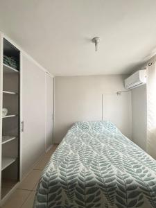 ein Schlafzimmer mit einem Bett und einem Schrank in der Unterkunft Casa Ceiba-Hospital Angeles in Culiacán Rosales