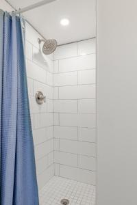 ワシントンにあるComfiNook Stay in Capitol HillWalk to DC Sitesのバスルーム(青いシャワーカーテン付きのシャワー付) +40枚の写真