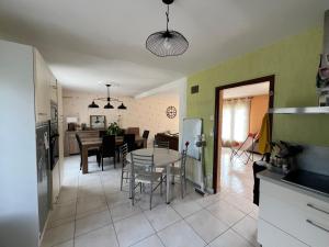 una cucina e una sala da pranzo con tavolo e sedie di Villa - 14 beds - Snooker - Jacuzzi - loft cinema - 800m Bugatti - 24h du Mans a Le Mans Altre 15 foto