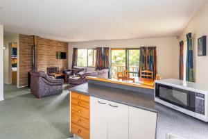 Η κουζίνα ή μικρή κουζίνα στο Alpine Charm - Ohakune Holiday Home