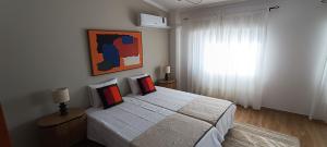 una camera da letto con un letto grande e una finestra di Faro Station Eleven Guest House a Faro