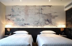 Postel nebo postele na pokoji v ubytování Zhuhai Langyue Hotel