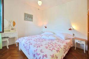 une chambre blanche avec un lit et un bureau dans l'établissement Seaside holiday house Prizba, Korcula - 24637, à Blato