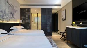 Postel nebo postele na pokoji v ubytování Zhuhai Langyue Hotel