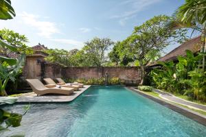 una imagen de una piscina en una villa en Mahe Garden Inn and Villas by Kamara, en Kuta