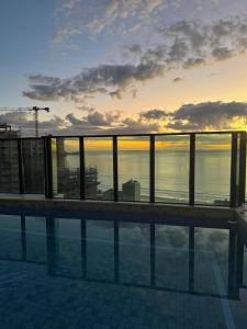 vista sull'oceano dal tetto di un edificio di Apartamento 2 suítes, Charme mediterrâneo, com Piscina e Academia a Itapema