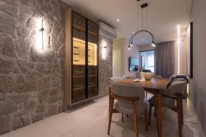una sala da pranzo con tavolo e sedie in legno di Apartamento 2 suítes, Charme mediterrâneo, com Piscina e Academia a Itapema Altre 31 foto