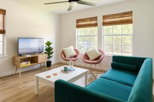 TV a/nebo společenská místnost v ubytování Stylish Stays in Historic Fourth Ward